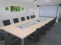 Konferenztisch mit Mediensteckdosen Platten in Sandwichbauweise Dekor Birke, Einlegeplatten Dekor Platin, 475 cm LÃ¤nge, 220 /160 cm Breite